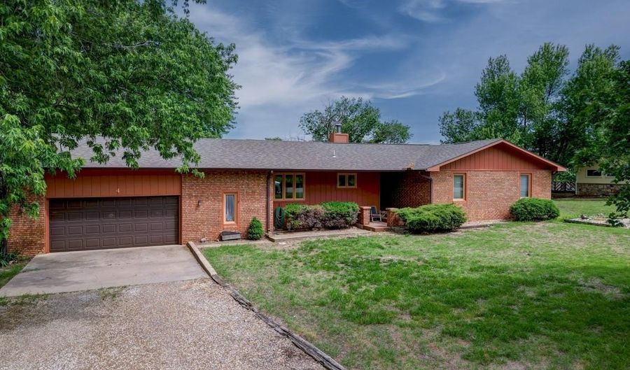 4 Lakeridge Dr, Arkansas City, KS 67005 - 3 Beds, 2 Bath