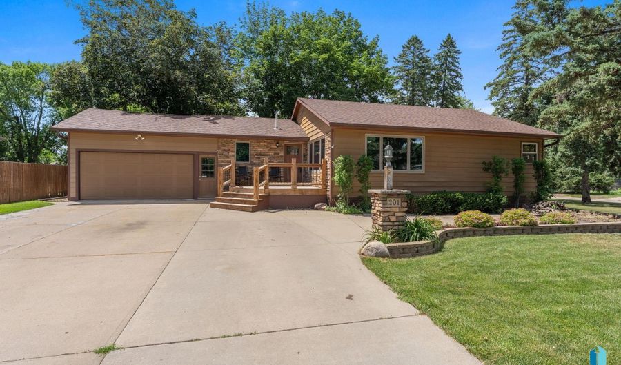 201 S 5th Ave, Brandon, SD 57005 - 5 Beds, 3 Bath