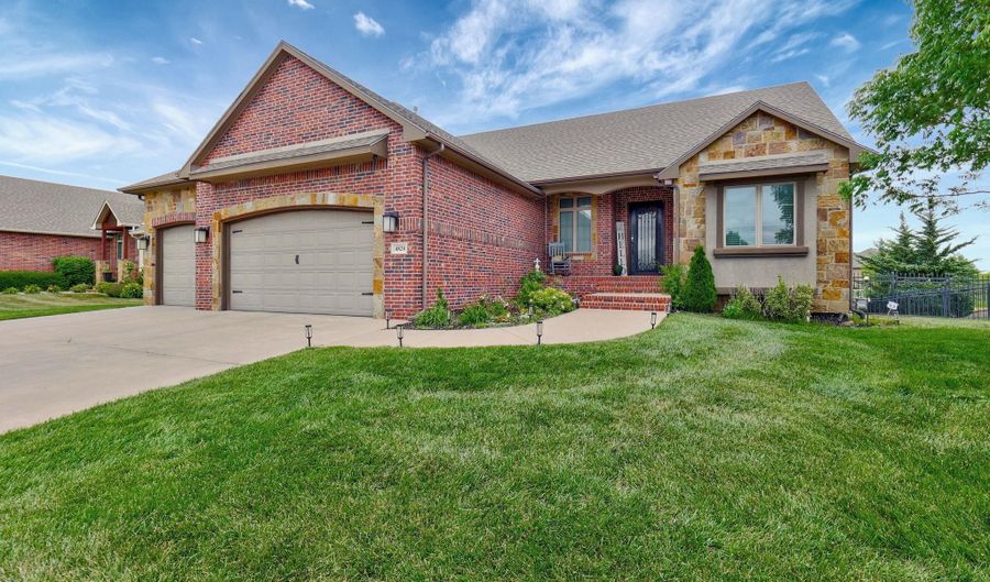 4820 N Indian Oak St, Bel Aire, KS 67226 - 5 Beds, 5 Bath