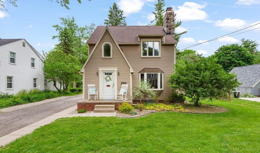 925 Lincoln Ave, Adrian, MI 49221 - 3 Beds, 2 Bath