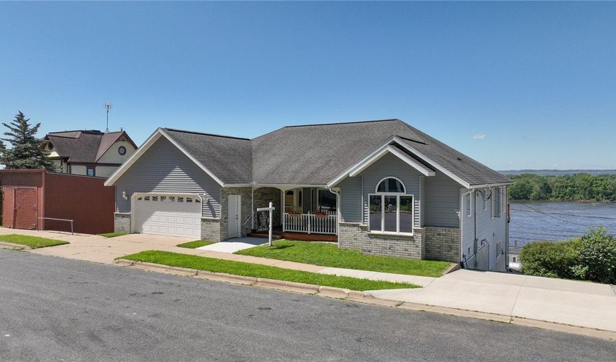 106 S 2nd St, Alma, WI 54610 - 4 Beds, 5 Bath