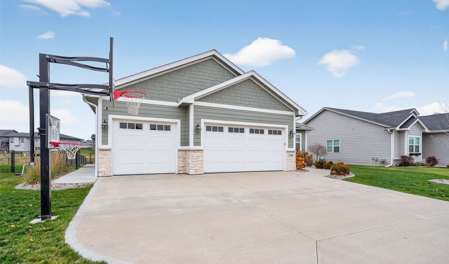 705 35th St SW, Altoona, IA 50009 - 4 Beds, 3 Bath