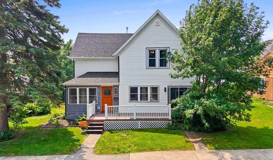 105 W 6TH St, Kaukauna, WI 54130 - 4 Beds, 4 Bath