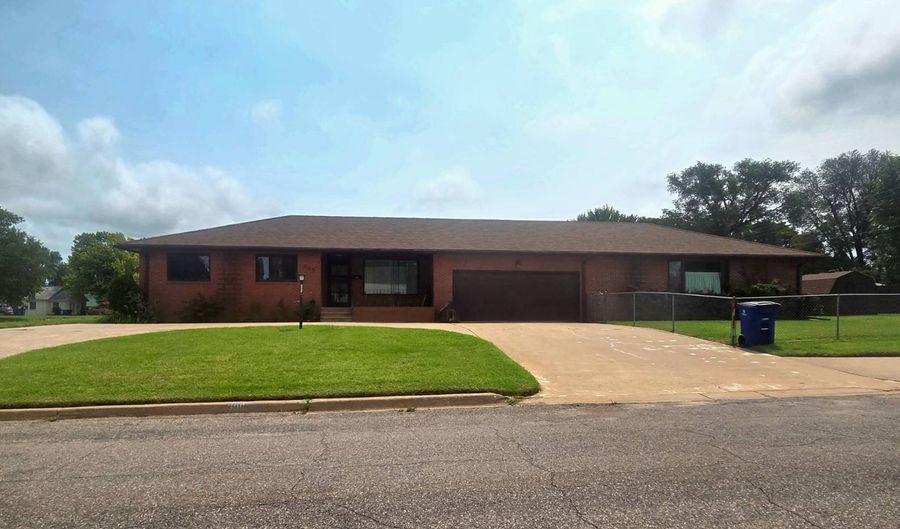 306 1st St, Alva, OK 73717 - 5 Beds, 3 Bath