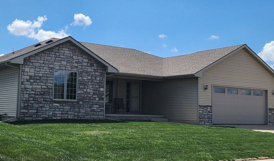 1415 Lake Shore Cir SE, Altoona, IA 50009 - 4 Beds, 3 Bath