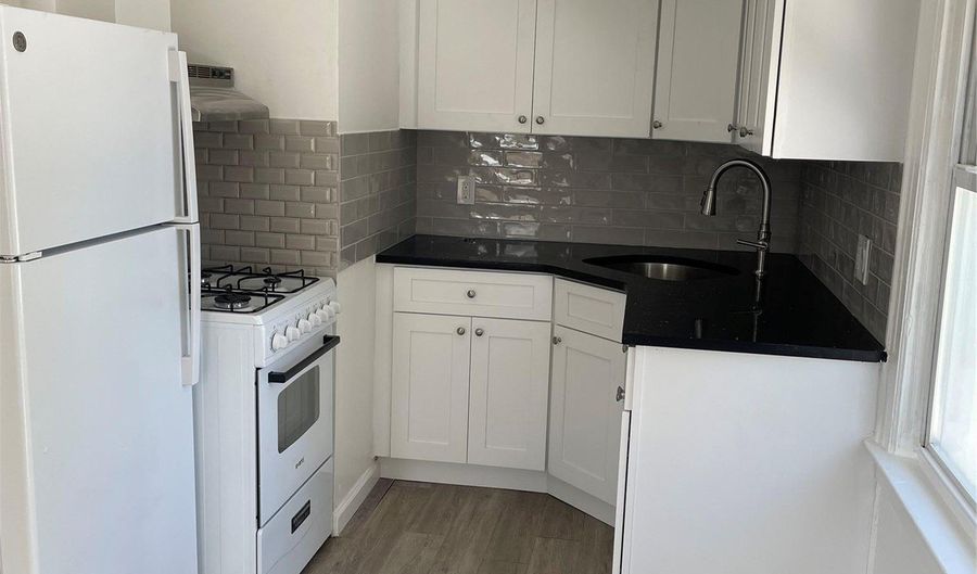 825 County Line Rd, Amityville, NY 11701 - 2 Beds, 1 Bath