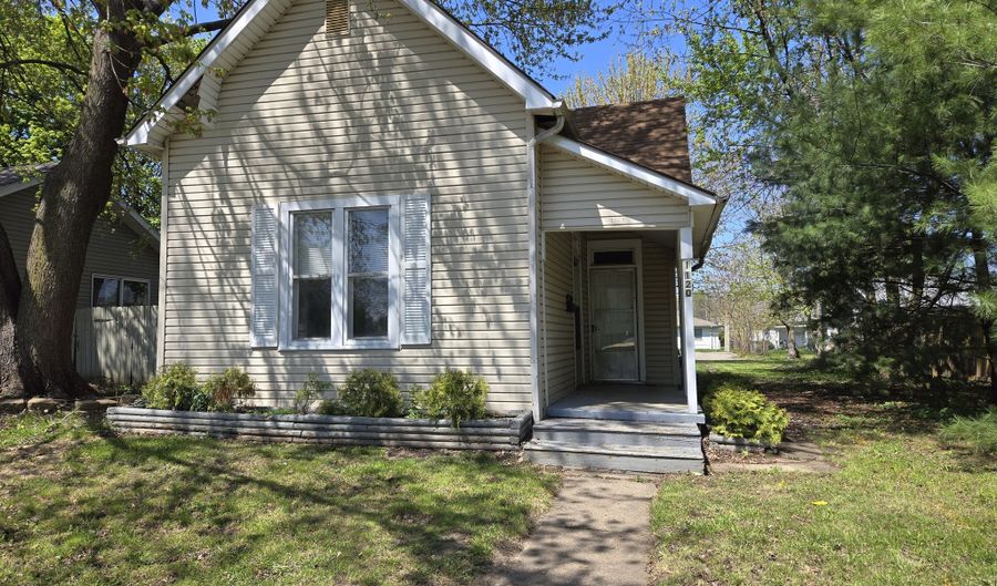 1120 W 4th St, Anderson, IN 46016 - 2 Beds, 1 Bath