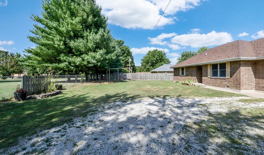 1004 Baretta Ct, Aurora, MO 65605 - 2 Beds, 1 Bath