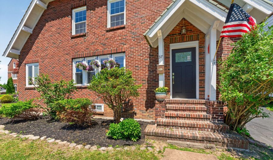 37 Grant Ave, Amsterdam, NY 12010 - 4 Beds, 2 Bath