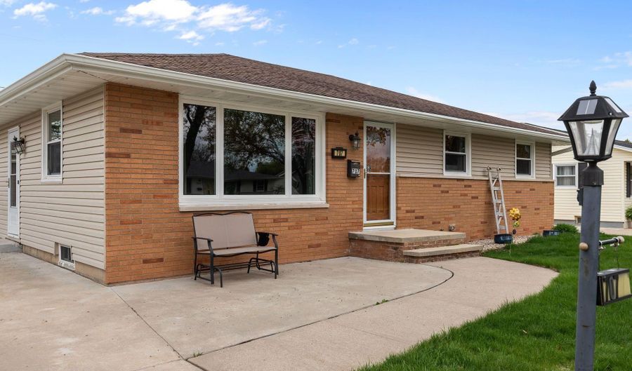 707 S JOSEPH St, Appleton, WI 54915 - 3 Beds, 2 Bath