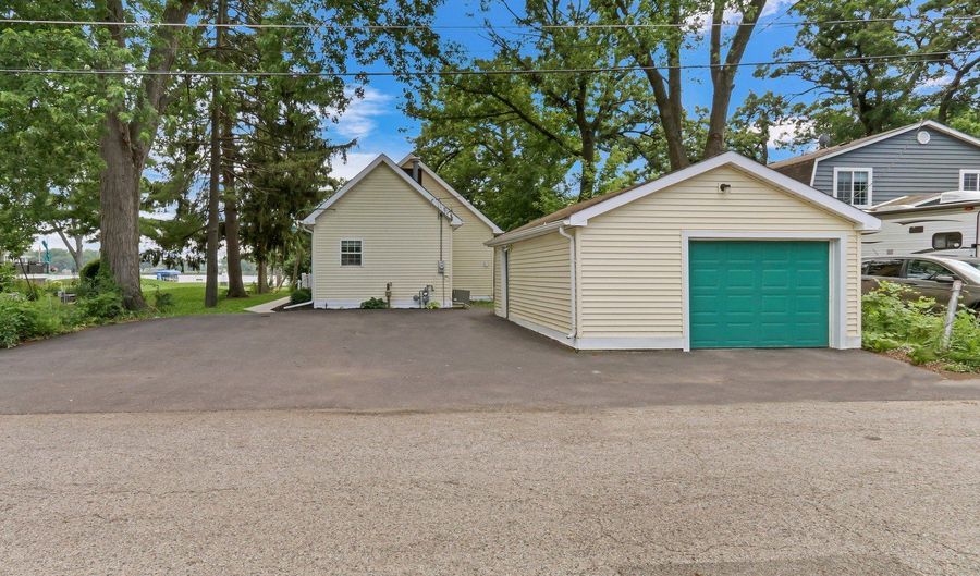41607 N Lotus Ave, Antioch, IL 60002 - 3 Beds, 2 Bath