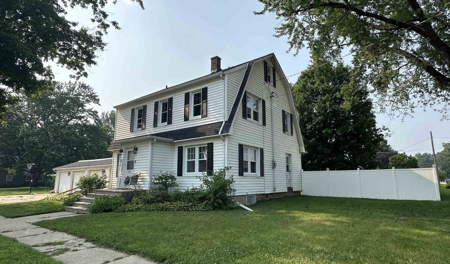 601 5th St, Brodhead, WI 53520 - 4 Beds, 2 Bath
