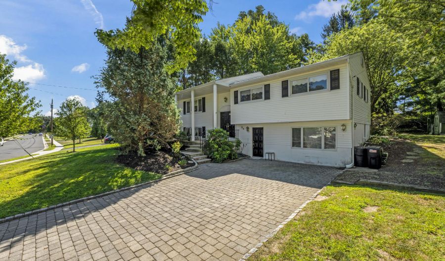 26 Warren Dr, Aberdeen, NJ 07747 - 4 Beds, 3 Bath