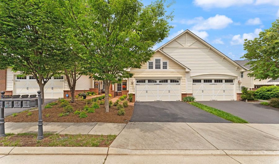 44360 OAKMONT MANOR Sq, Ashburn, VA 20147 - 2 Beds, 2 Bath