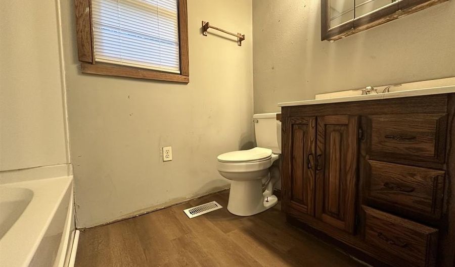 736 Maple St, Auburn, KY 42206 - 5 Beds, 3 Bath