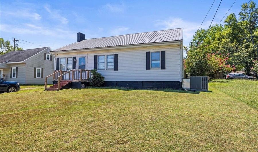112 S Hill St, Athens, TN 37303 - 3 Beds, 2 Bath