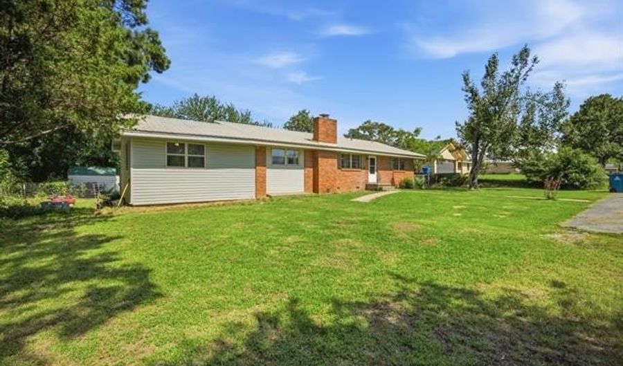 696 N Hickory St, Atoka, OK 74525 - 4 Beds, 3 Bath