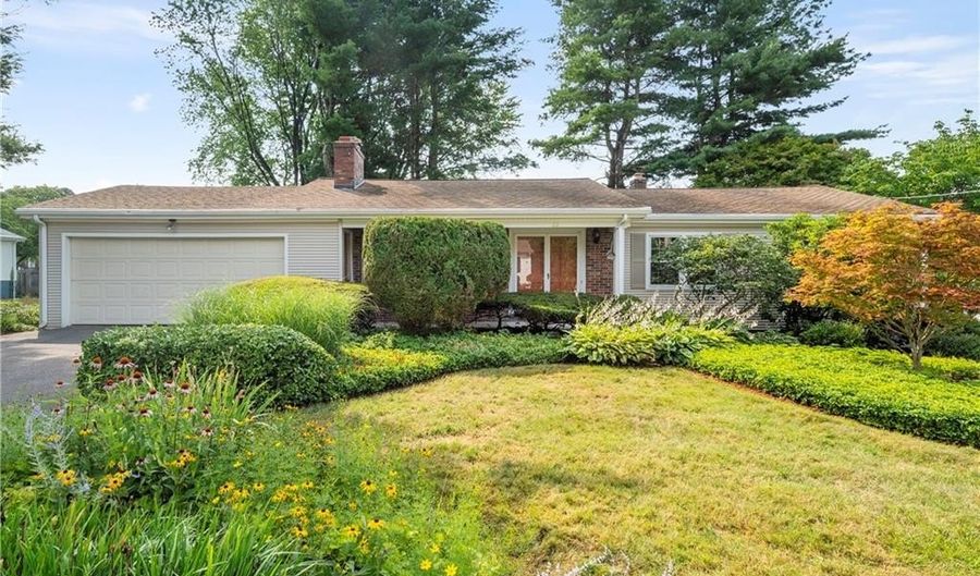 26 Monica Dr, Cumberland, RI 02864 - 3 Beds, 2 Bath