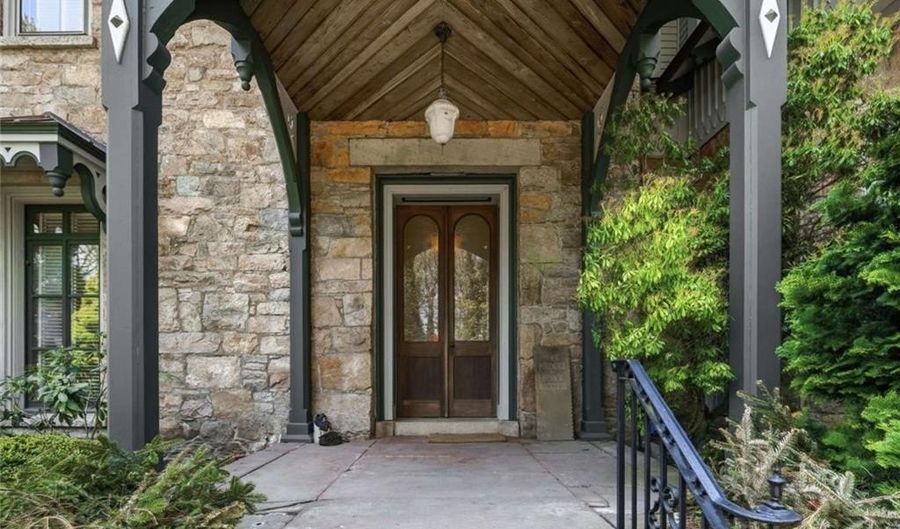 6 Howe Ave 8, Newport, RI 02840 - 2 Beds, 2 Bath