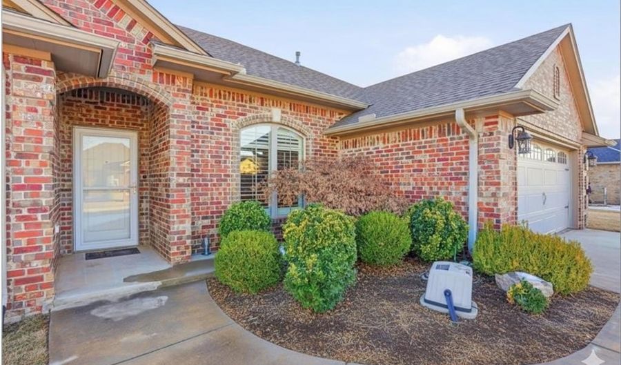 912 Stephanie Ln, Altus, OK 73521 - 5 Beds, 3 Bath