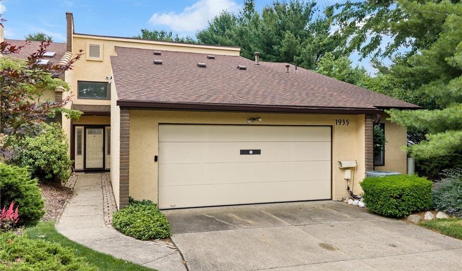 1935 Brookwood Dr, Akron, OH 44313 - 2 Beds, 2 Bath