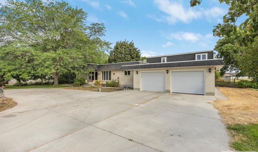 393 Tana Dr, Blackfoot, ID 83221 - 6 Beds, 5 Bath