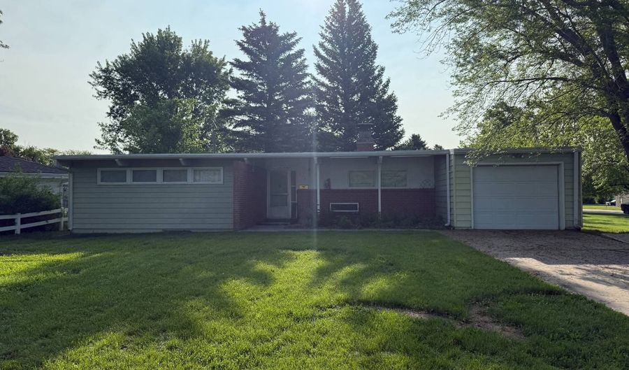 606 N Maple St, Ainsworth, NE 69210 - 3 Beds, 2 Bath