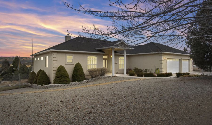 1957 Eureka St, Gardnerville, NV 89410 - 3 Beds, 2 Bath