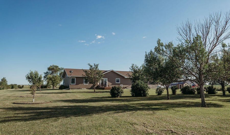 38404 142nd St, Aberdeen, SD 57401 - 4 Beds, 3 Bath