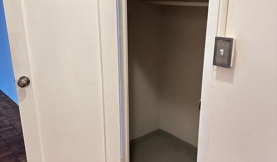 1718 PRESTON Rd, Alexandria, VA 22302 - 1 Beds, 1 Bath