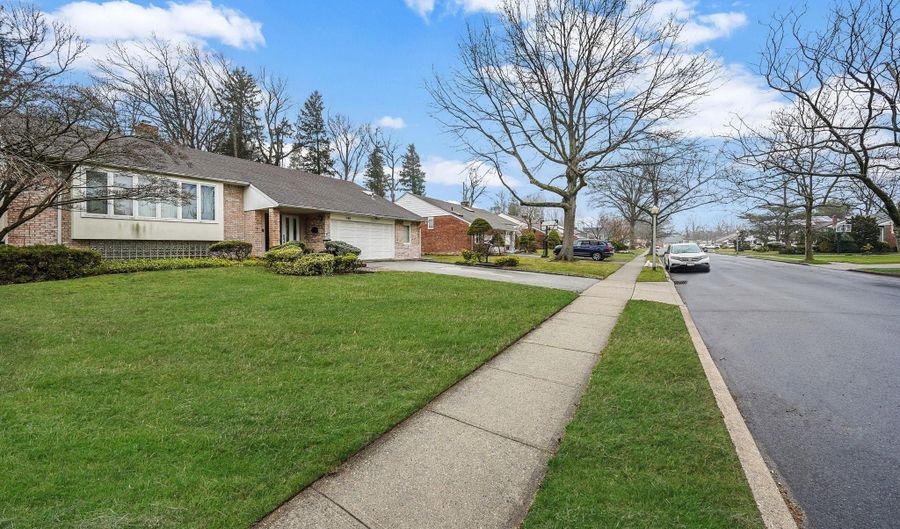 140 Dogwood Rd, Albertson, NY 11576 - 5 Beds, 3 Bath