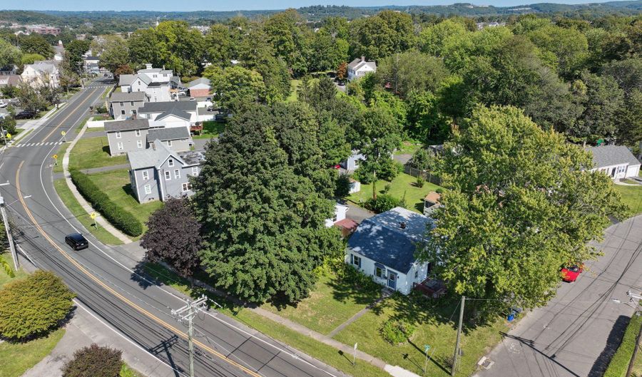 40 Park Ave, Danbury, CT 06810 - 4 Beds, 2 Bath