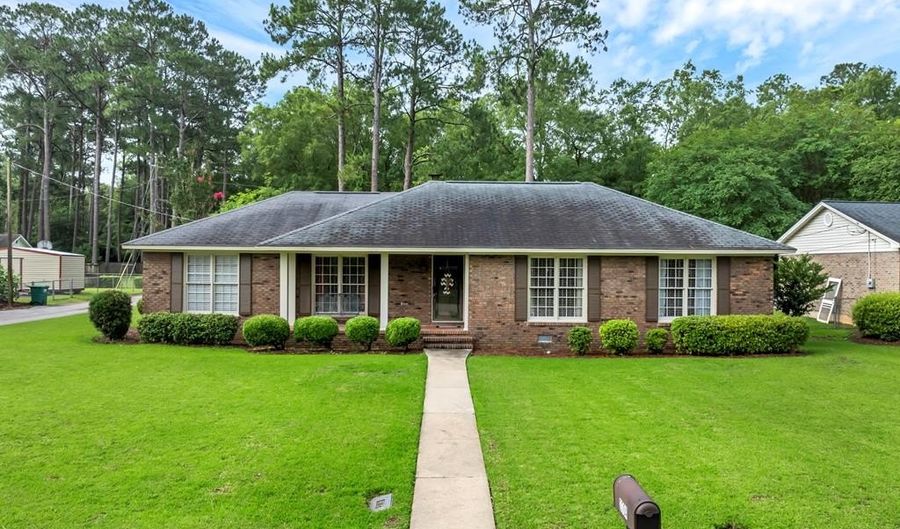 2704 PINE MANOR Ln, Albany, GA 31707 - 3 Beds, 2 Bath