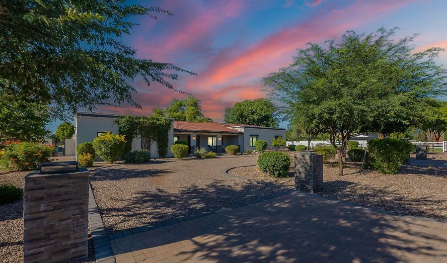 2724 W COLT Rd, Chandler, AZ 85224 - 5 Beds, 4 Bath