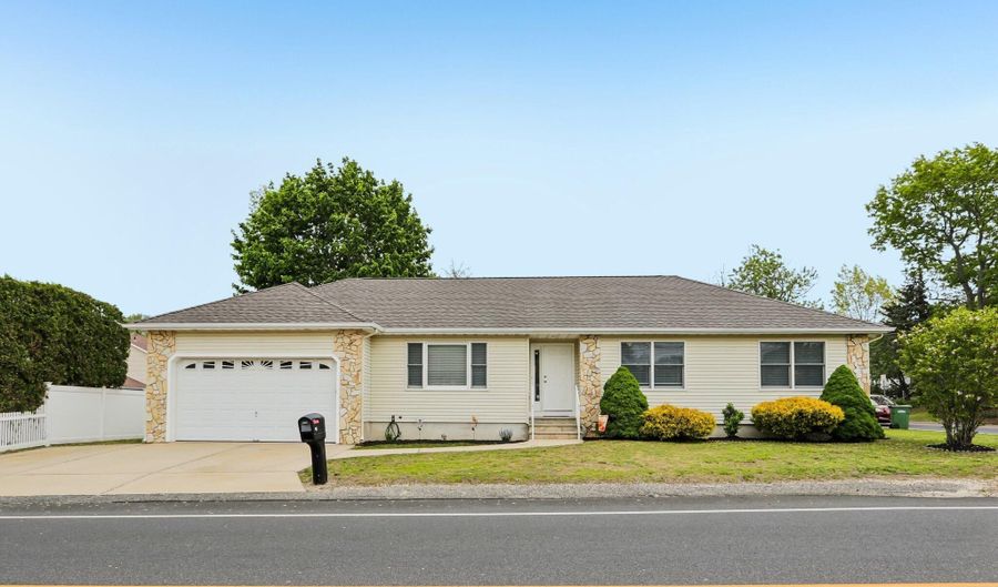 92 Birch St, Beachwood, NJ 08722 - 3 Beds, 2 Bath