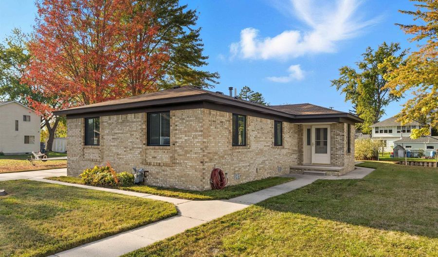 2037 W Park, Algonac, MI 48001 - 3 Beds, 3 Bath