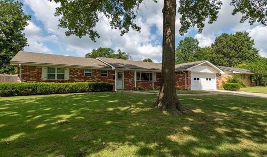 1521 Lariat Dr, Bartlesville, OK 74006 - 3 Beds, 2 Bath