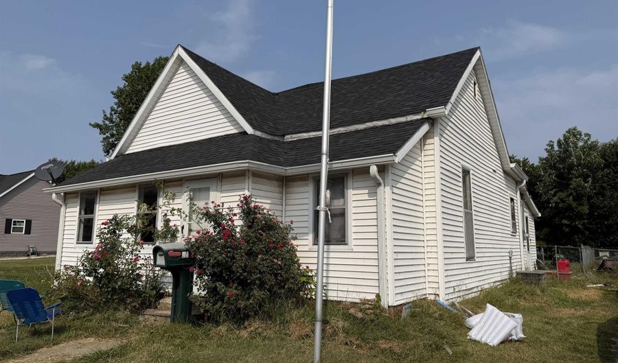 819 S Main St, Bicknell, IN 47512 - 2 Beds, 2 Bath