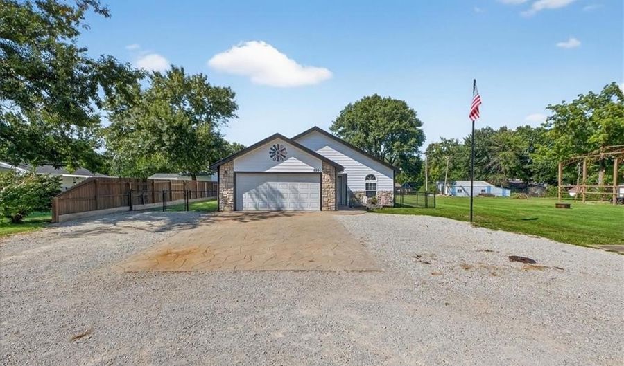 520 E 2nd St, Adrian, MO 64720 - 3 Beds, 2 Bath