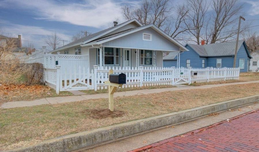 411 W Chestnut Ave, Arkansas City, KS 67005 - 3 Beds, 1 Bath