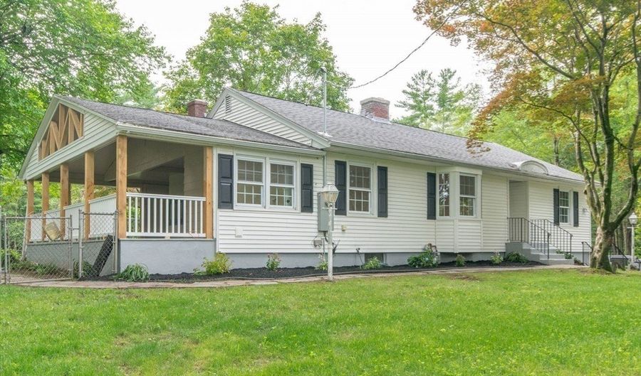 575 North St, Agawam, MA 01030 - 3 Beds, 2 Bath
