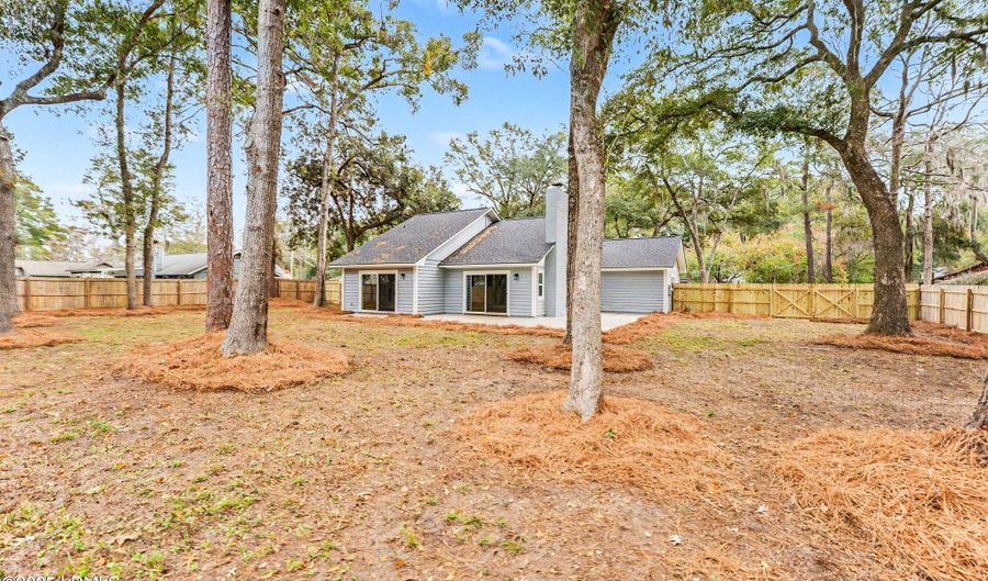 10 Chesterfield Lake Dr, Beaufort, SC 29906 - 3 Beds, 2 Bath