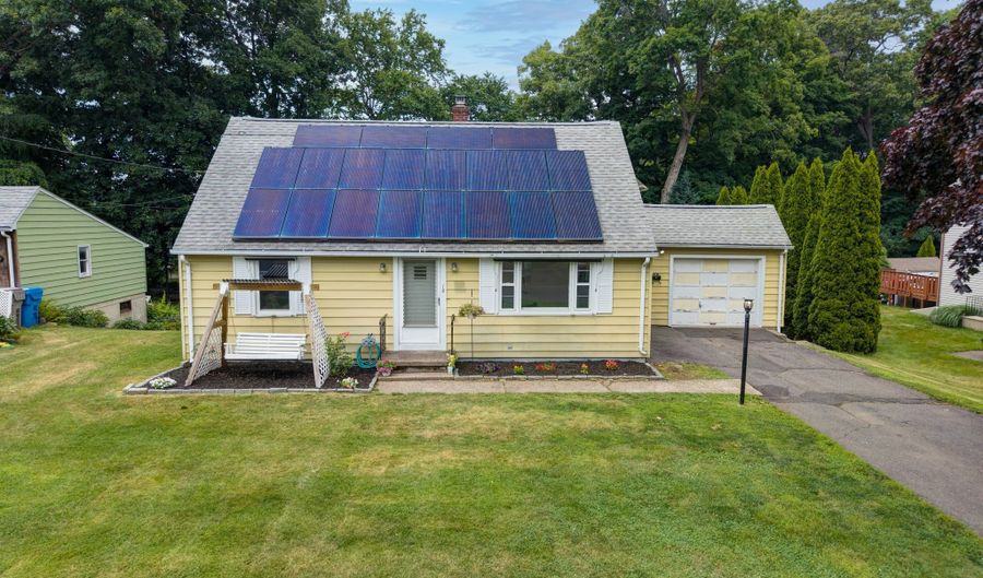 18 Leslie Ct, Bristol, CT 06010 - 4 Beds, 1 Bath