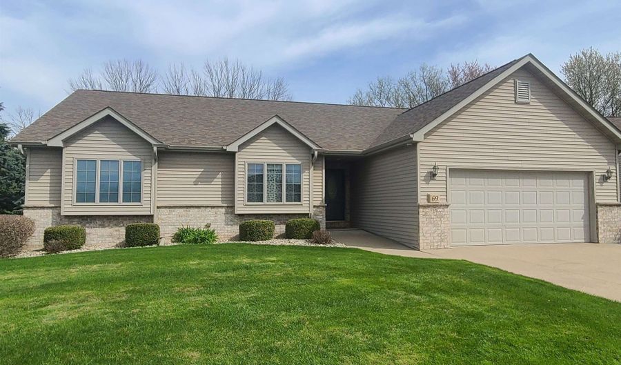 69 PENBROOK Cir, Appleton, WI 54913 - 2 Beds, 4 Bath