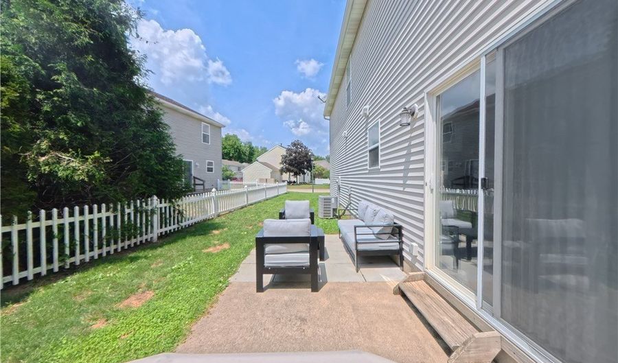 1271 Oxford Cir, Akron, OH 44312 - 3 Beds, 3 Bath