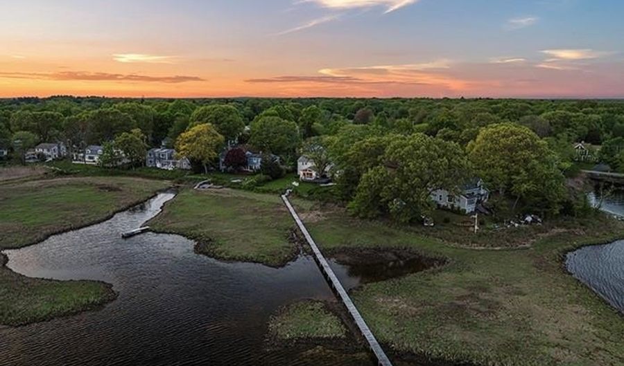 45 Meadowbrook Dr, Barrington, RI 02806 - 4 Beds, 3 Bath