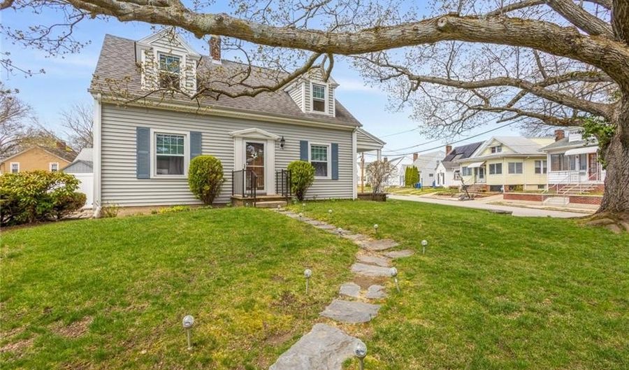 381 Auburn St, Cranston, RI 02910 - 2 Beds, 2 Bath