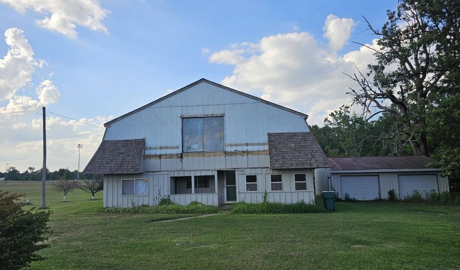 15 W Prospect St, Aurora, MO 65605 - 4 Beds, 3 Bath