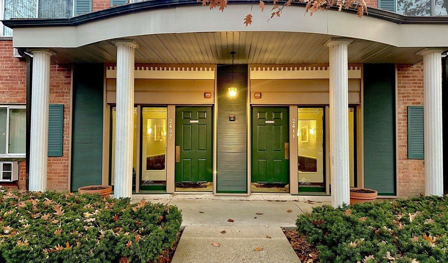 2407 S GOEBBERT Rd G202, Arlington Heights, IL 60005 - 2 Beds, 2 Bath