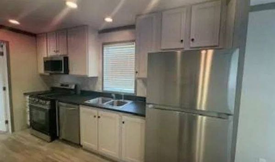 328 W. 53rd St #11, Anderson, IN 46013 - 2 Beds, 2 Bath